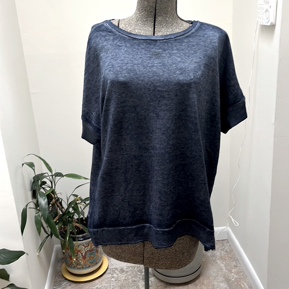 Calvin Klein Performance short sleeve light weight top. Great detail stitching.